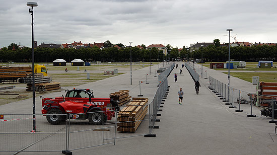 ab 14.07.2014: die Querung der Theresienwiese über die Wirtsbudenstraße ist nur noch zwischen den Absperrzäunenen erlaubt (ªFoto: Martin Schmitz)